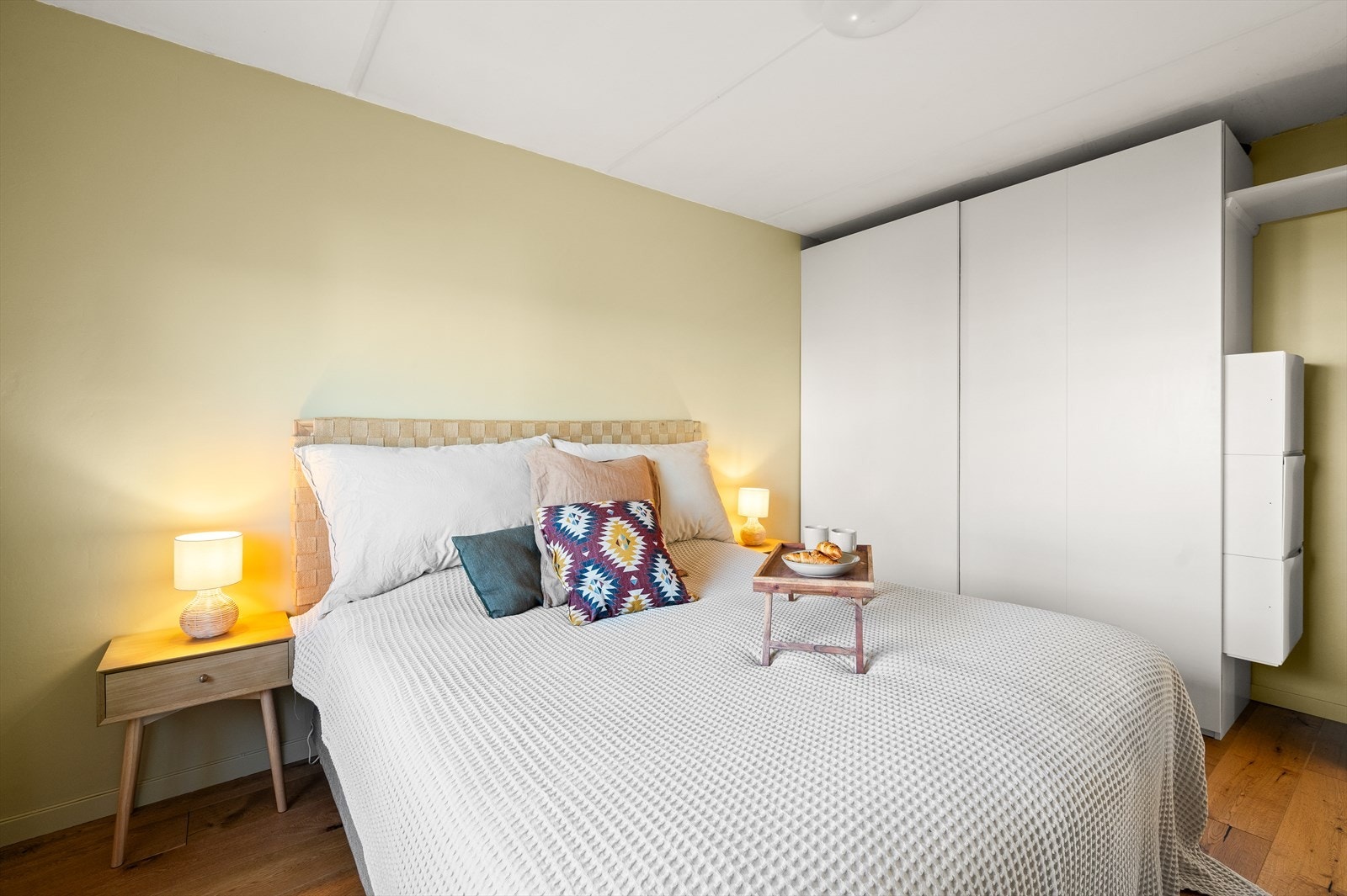 Det er rikelig med oppbevaringsplass i medfølgende garderobeskap. Galleribilde