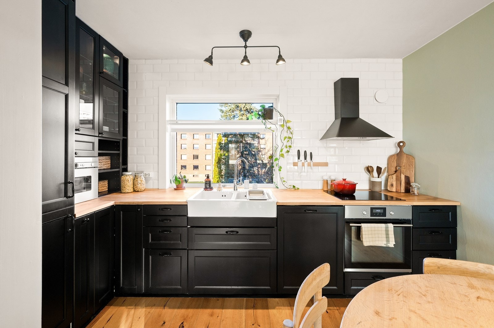 Kjøkkenet er fra 2016, med fronter i profilert utførelse og benkeplate i heltre. Galleribilde