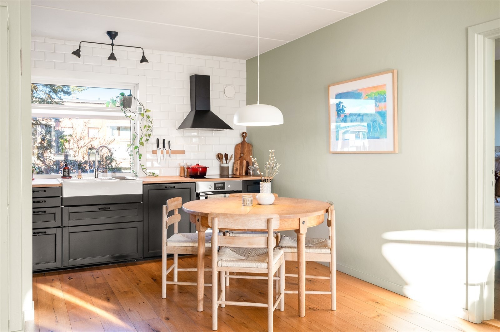 Midt i mellom kjøkkenet og stuen finner spisebordet sin naturlige plass. Galleribilde