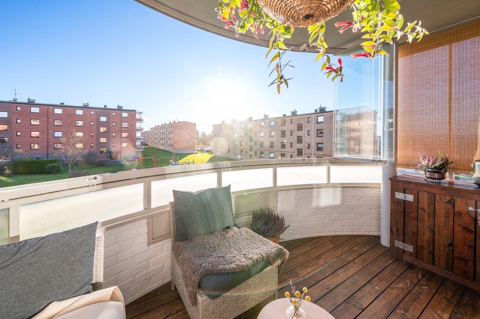 Her er det god plass til en sittegruppe, slik at de gode solforholdene kan nytes. Selger har i tillegg laget et praktisk skap i forbindelse med grilling og lagring. Nye terrassebord ble lagt i 2018. Galleribilde