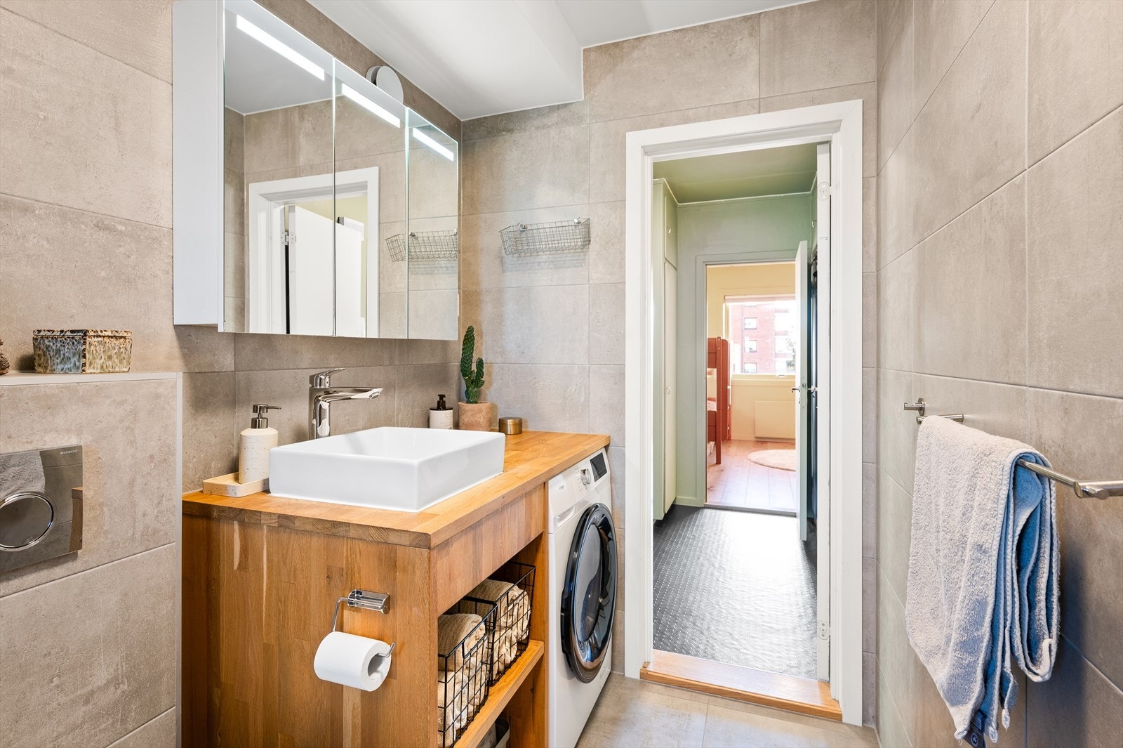 Badet er utvidet, slik at man har fått ekstra god plass til vaskemaskin og eventuelt en tørketrommel. Galleribilde