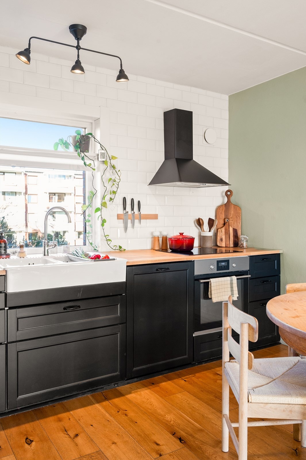 Automatisk lekkasjesikring er innstallert og kjøkkenet har kjøkkenventilator med kullfilter. Galleribilde