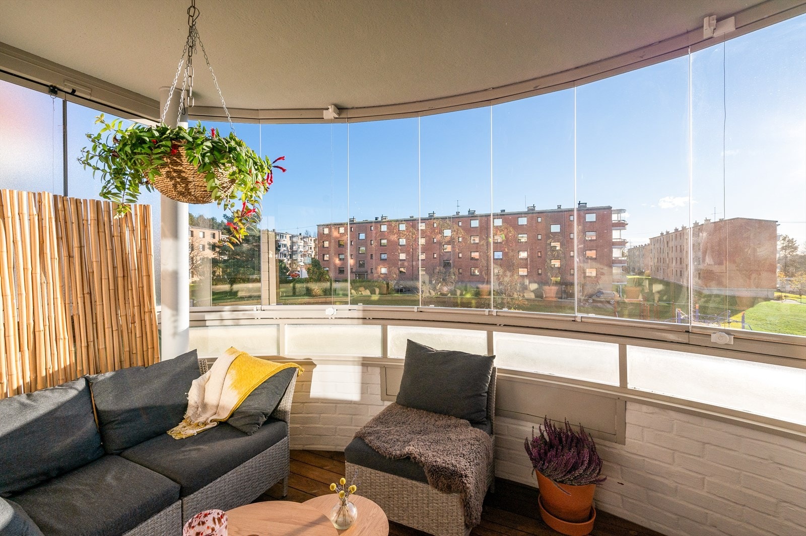 Balkongen er innglasset og fungerer derfor som en fin forlengelse av leiligheten hele året. Galleribilde