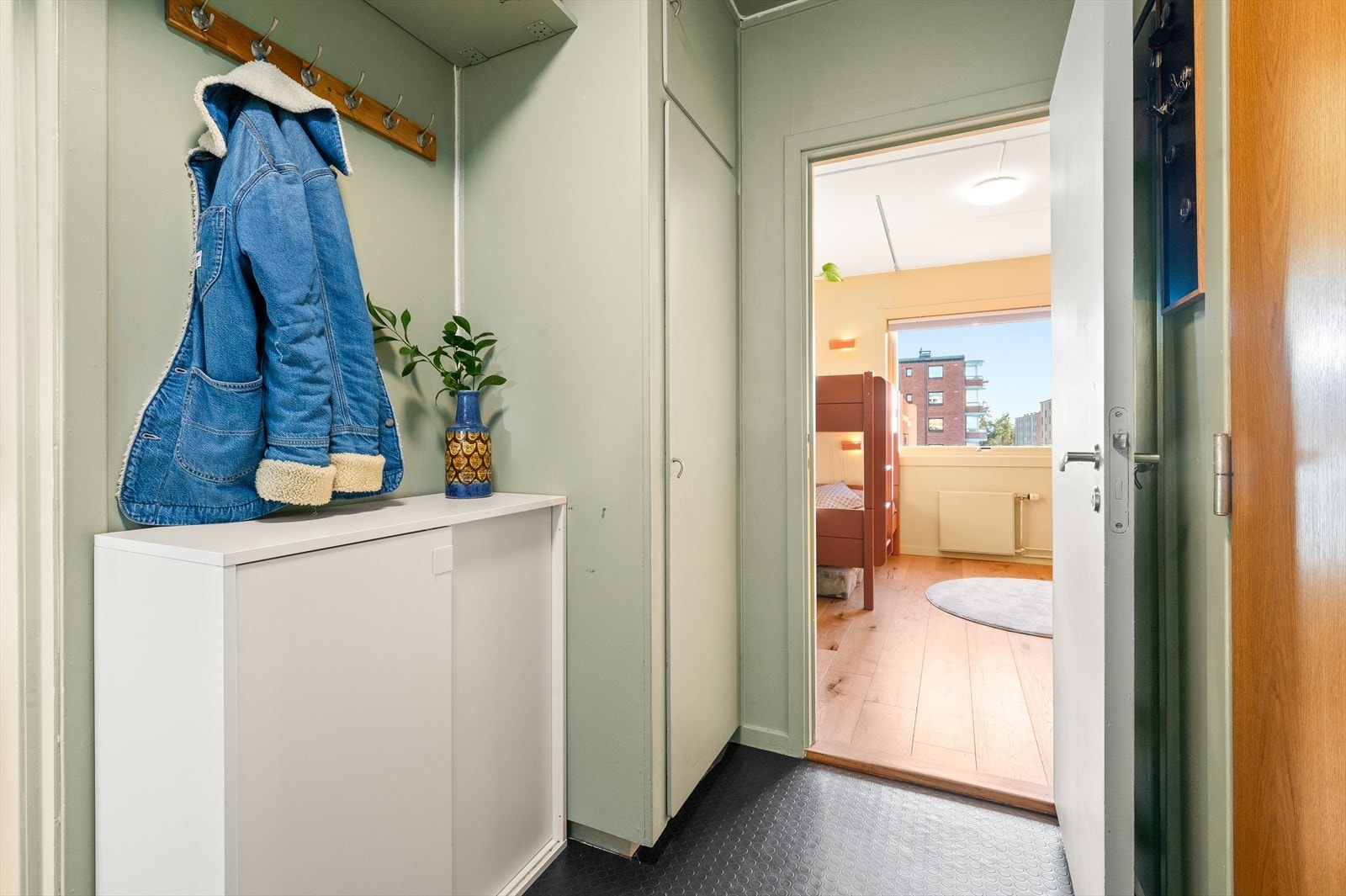 Videre tar entréen deg til alle rommene i leiligheten. Her er det god plass til å henge fra deg yttertøy og sette fra deg sko. Galleribilde