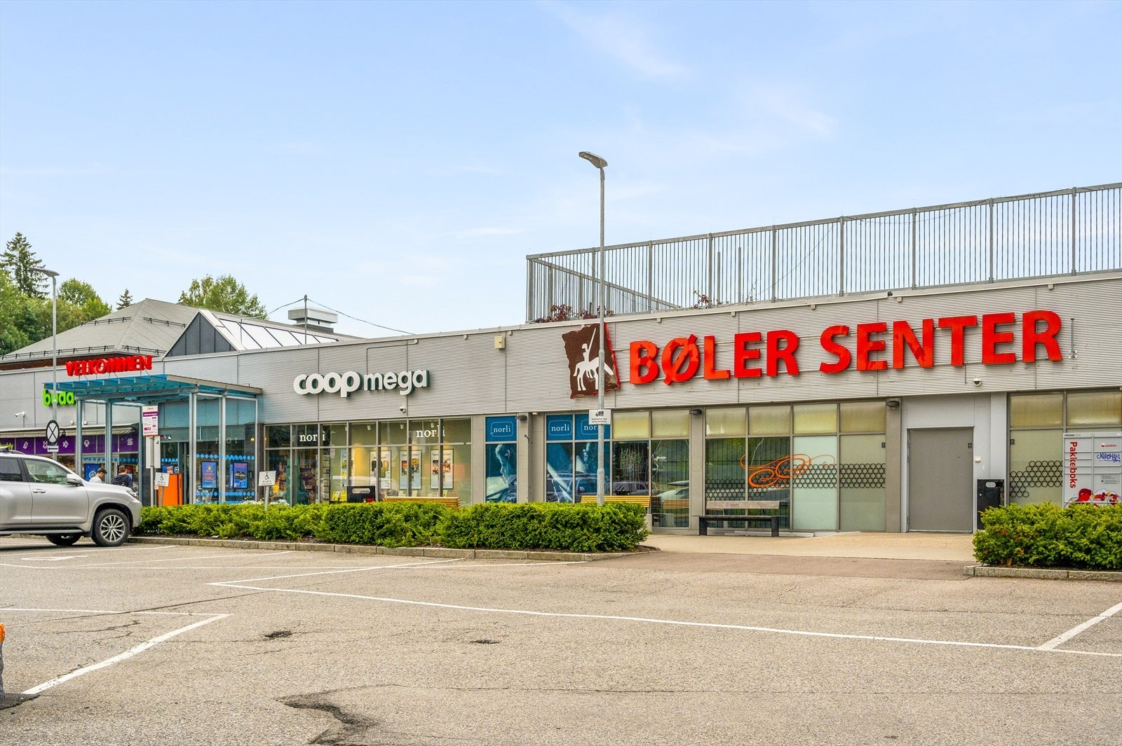 Fra leiligheten er det ca 10 minutters gange til Bøler Senter med godt utvalg av forretninger og servicetilbud, inkludert vinmonopol, bibliotek, apotek og Bøler bad. Galleribilde