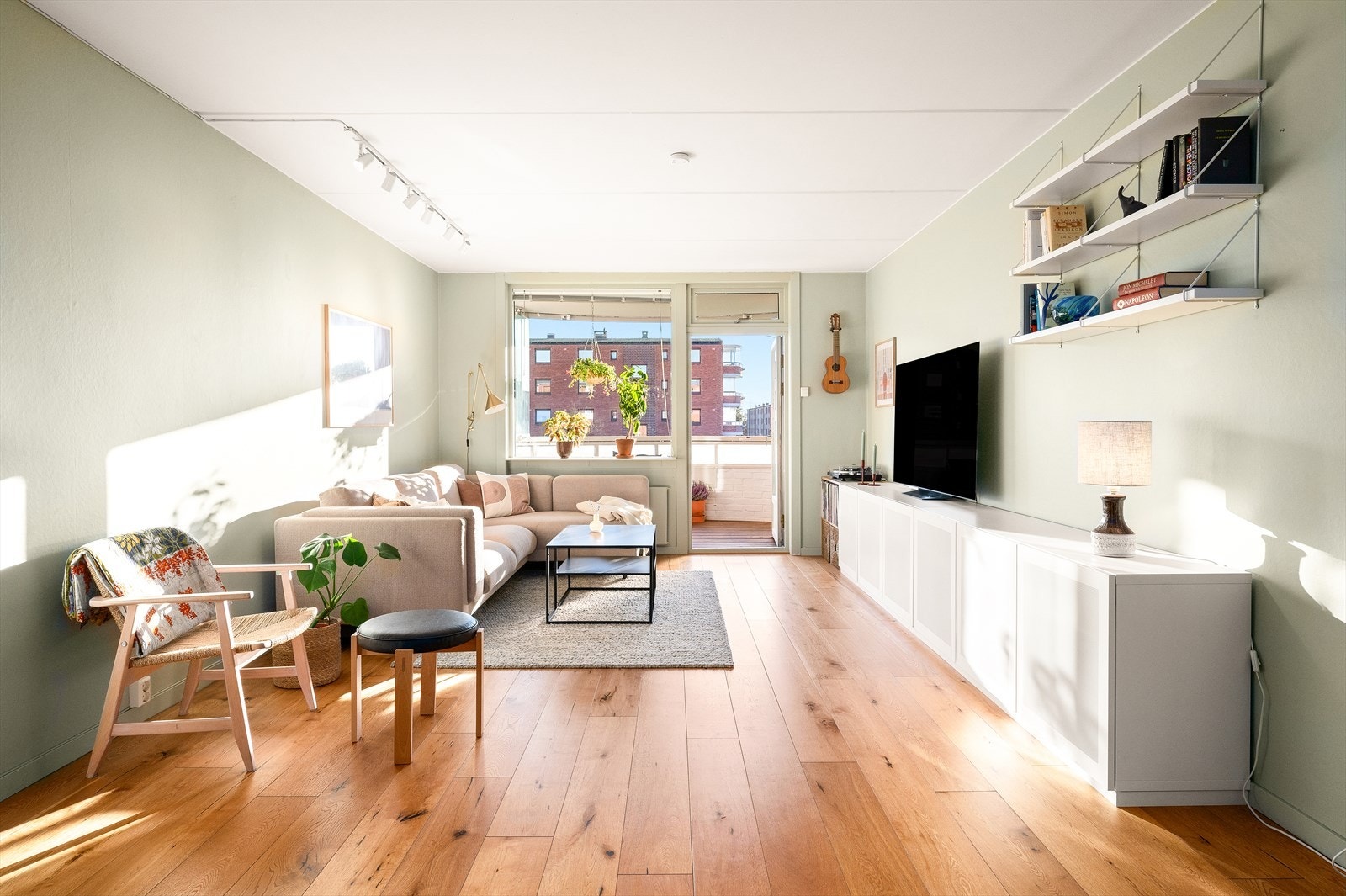 Dette er en gjennomgående 3-roms som holder en fin standard, har store og gode rom og oppleves svært lys. Galleribilde