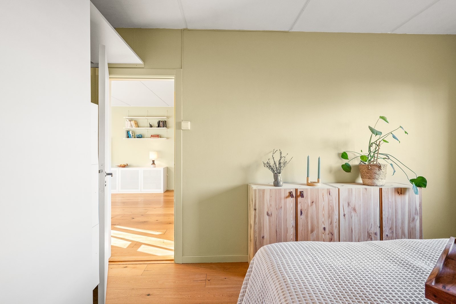 Soverommene er adkilt med stue i mellom, noe som gjør dette til en svært god planløsning. Galleribilde