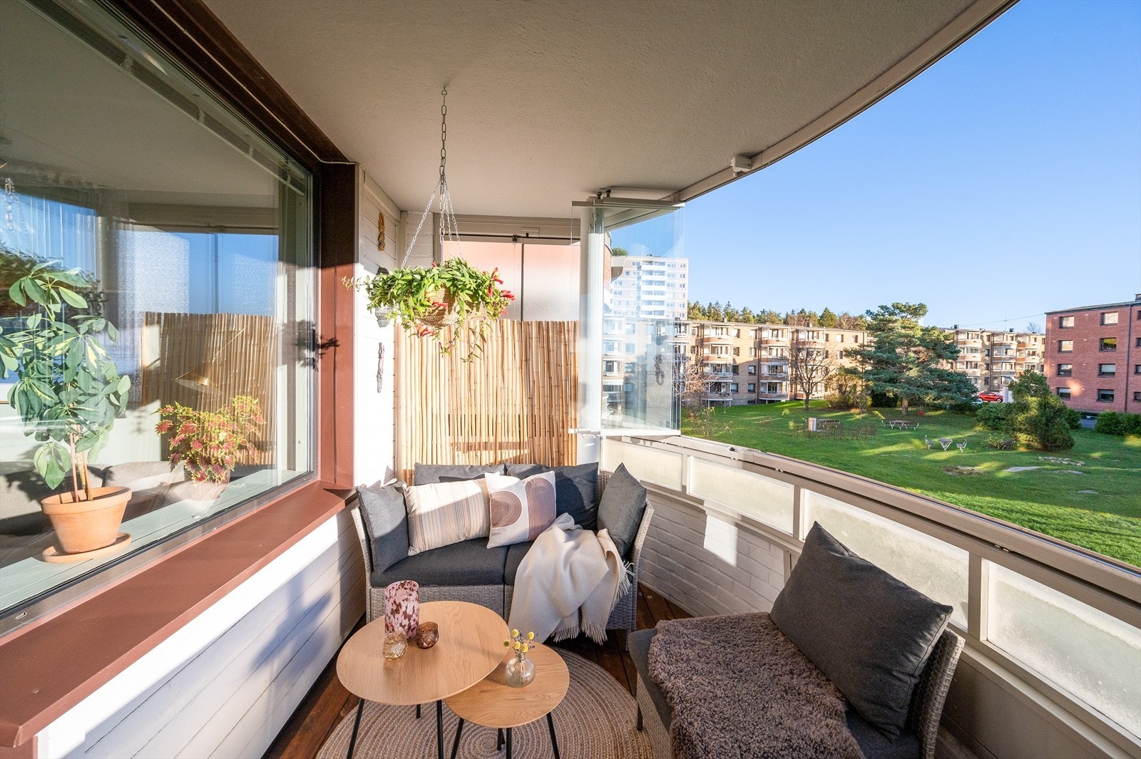 Balkongen vender i sydvendt retning som sørger for sol store deler av dagen. Galleribilde