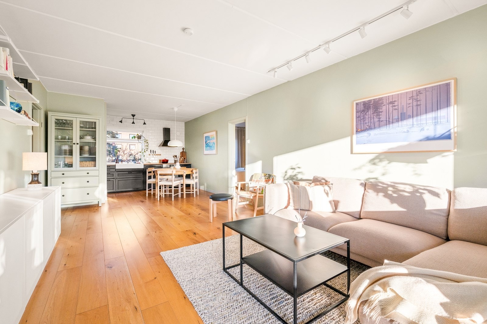 Åpen og sosial planløsning åpner opp for hyggelige sammenkomster. Galleribilde