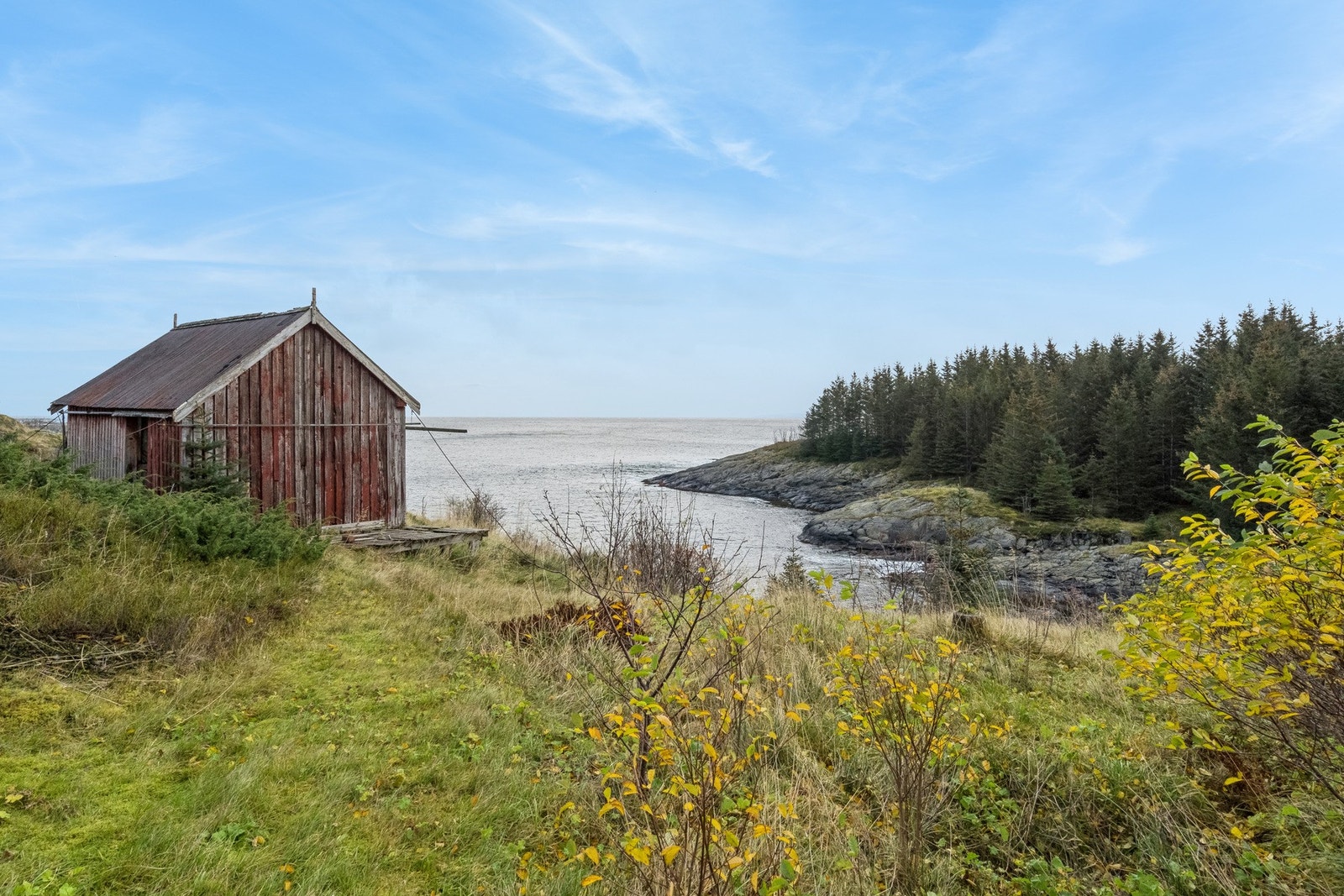 Uthuset ligger ved havet Galleribilde