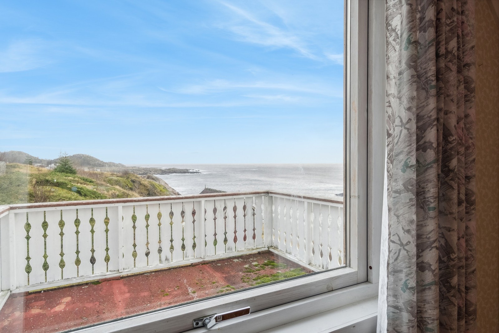 Utsikt fra soverom 3 - Her kan du nyte utsikten mot innseilingen for ferga til og fra Bodø. Galleribilde