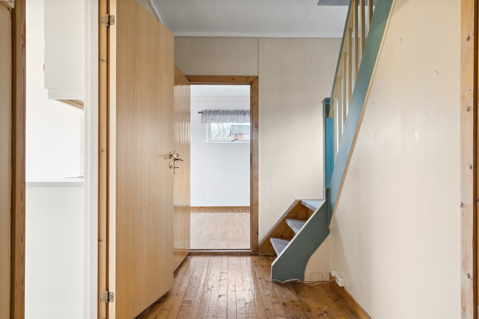 Fra entré kommer man videre inn i gangen i hovedplanet Galleribilde