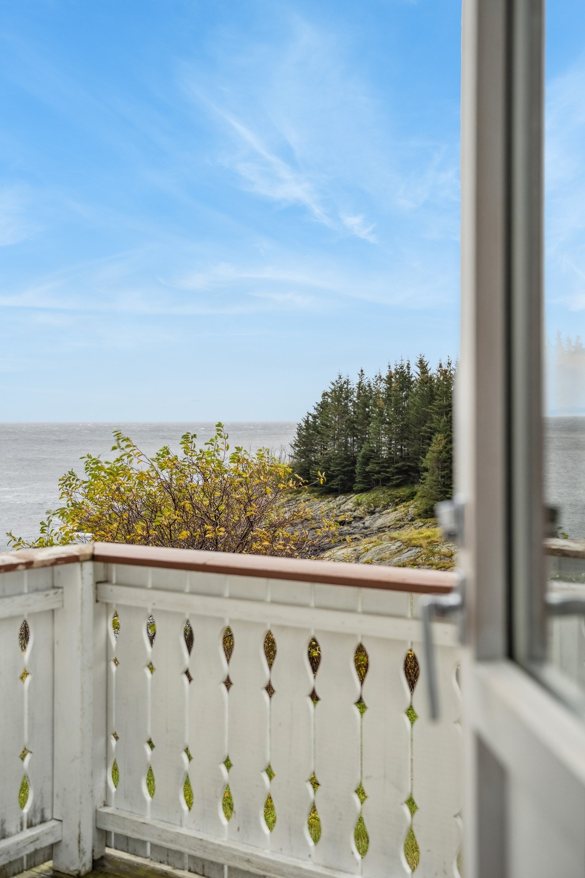 Fra stuen er det utgang til veranda Galleribilde