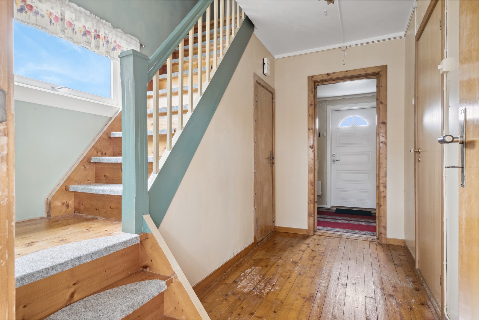 Her ser du ut mot entreen Galleribilde