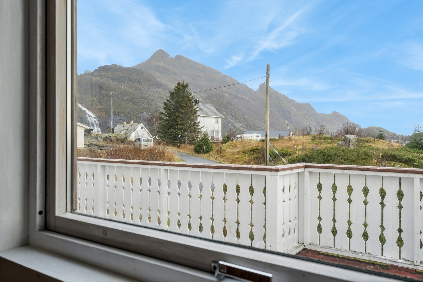 Utsikt fra soverom 3 - det er luftig og fin utsikt fra eiendommen. Galleribilde