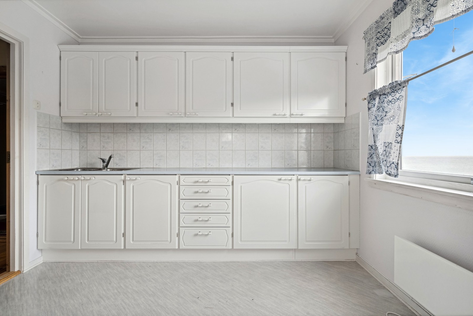 Deler av kjøkkenet, legg merke til den flotte utsikten Galleribilde