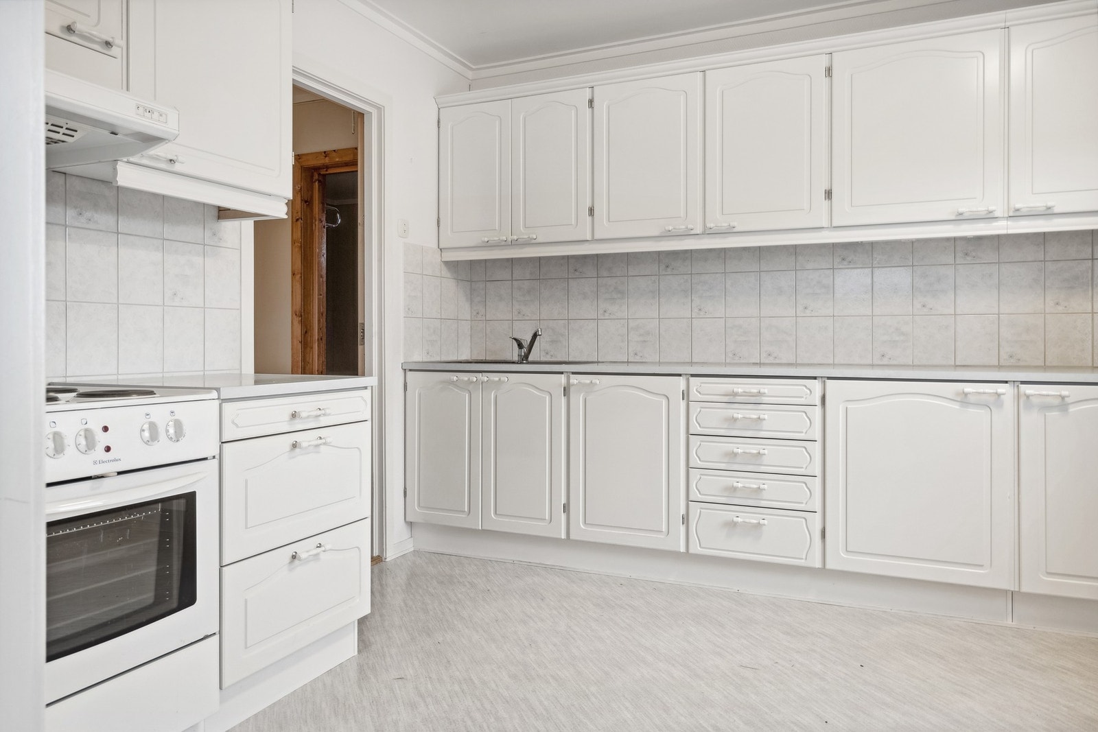 Deler av kjøkkenet - godt med skap- og benkeplass Galleribilde