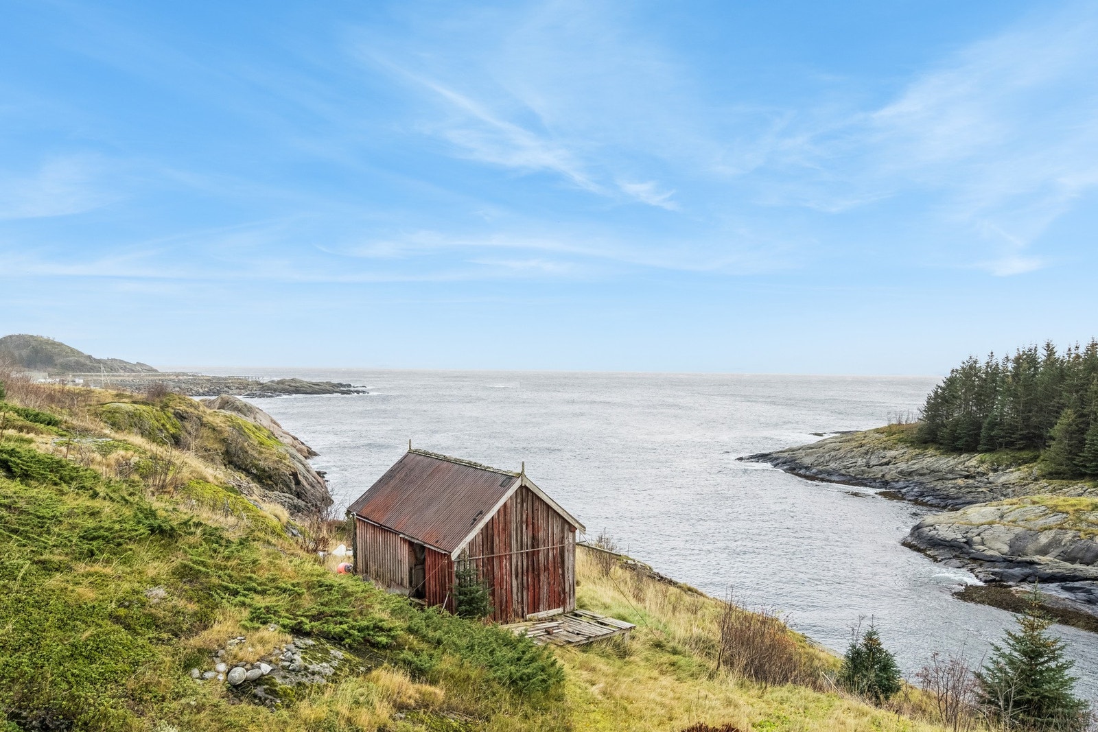 På eiendommen er det også oppført et uthus - nydelig utsikt fra boligen Galleribilde