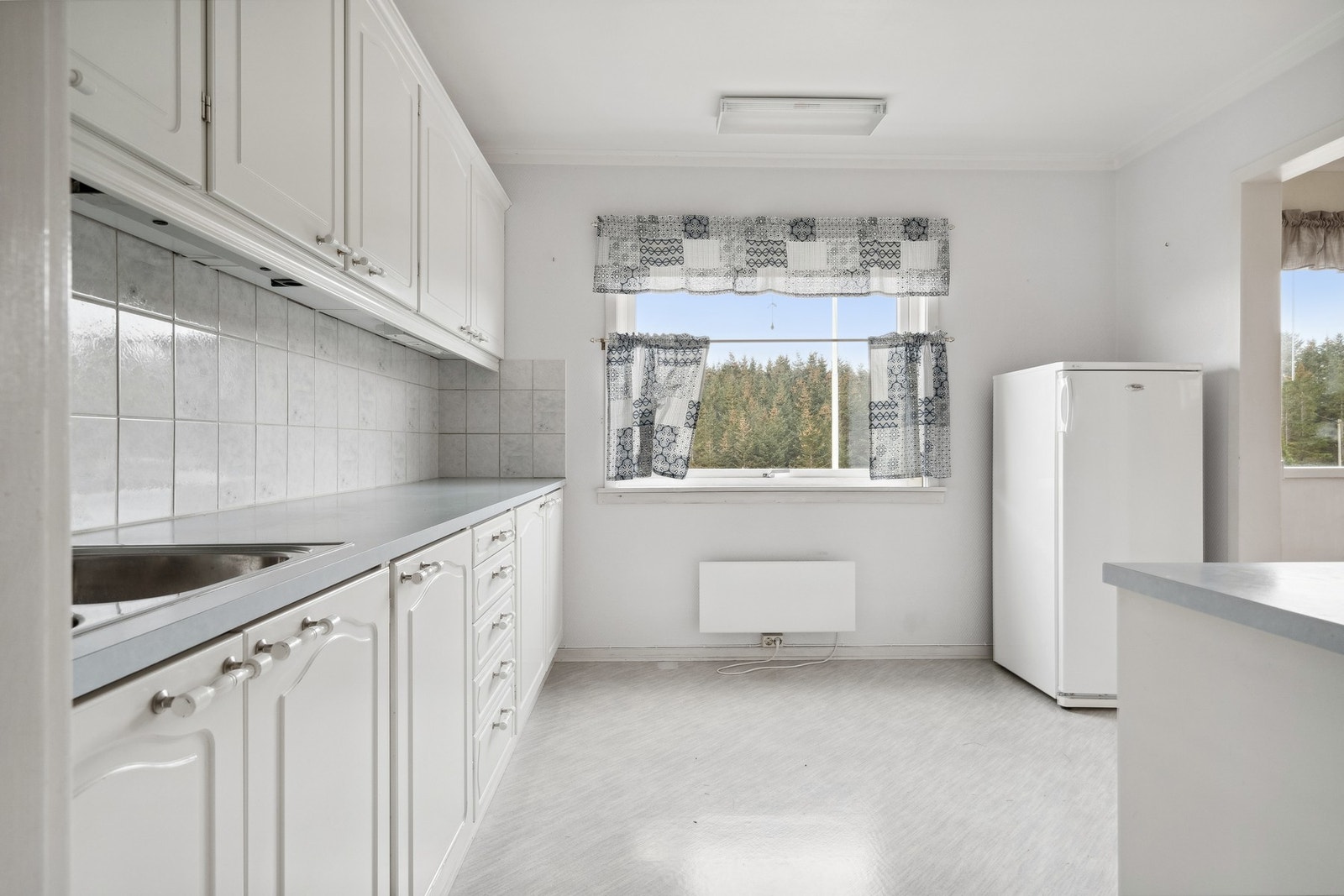 Kjøkkenet er holdt i lyse trivelige farger Galleribilde