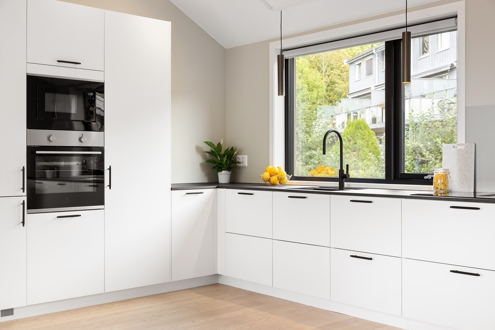 Det er fullt utstyrt med integrerte hvitevarer, inkludert induksjonstopp med innebygd avtrekk, stekeovn, mikrobølgeovn, oppvaskmaskin og kjøl/fryseskap. Galleribilde