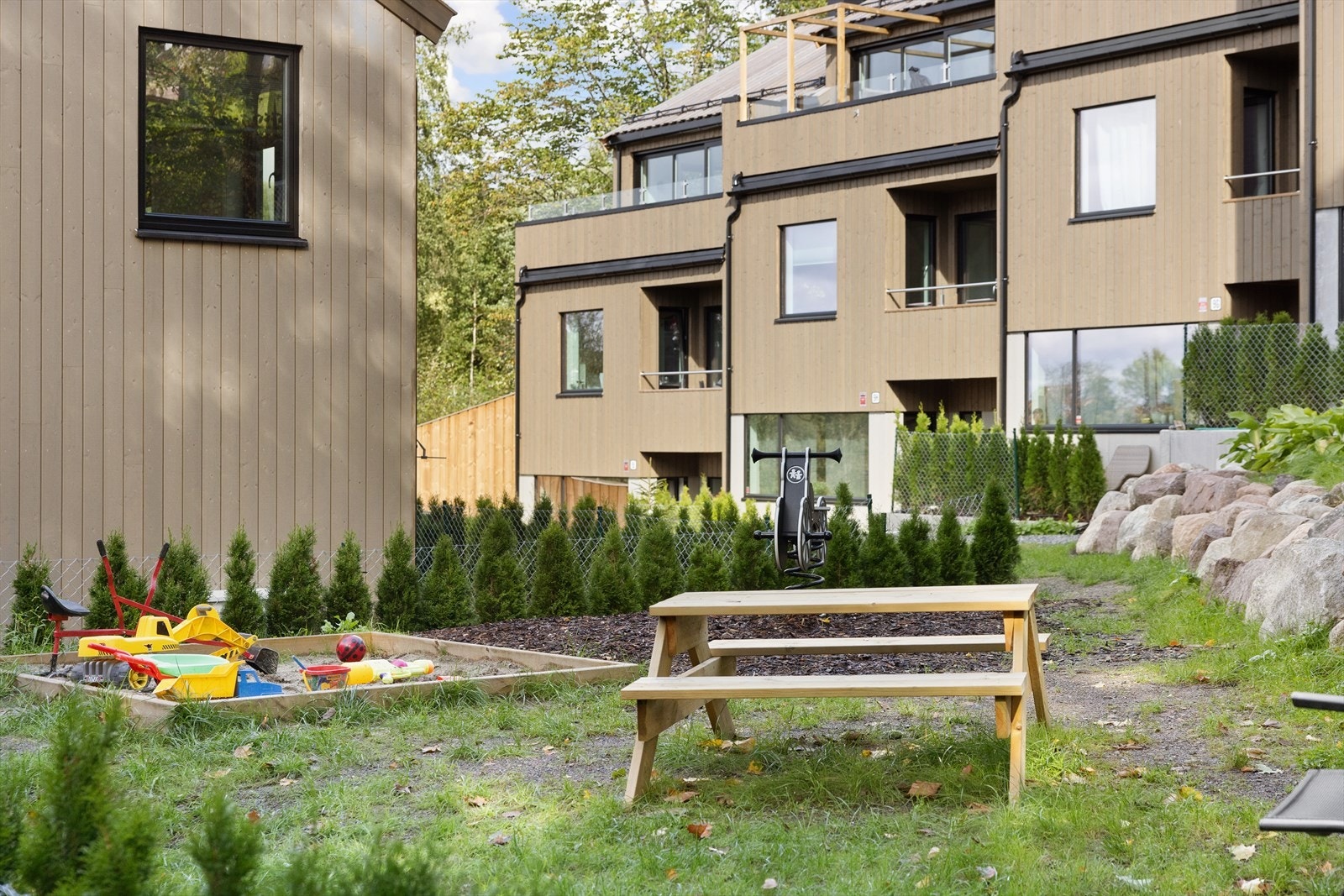 Her finner du blant annet et attraktivt lekeområde med moderne lekeapparater, som gir barna et trygt og morsomt sted å leke. Galleribilde