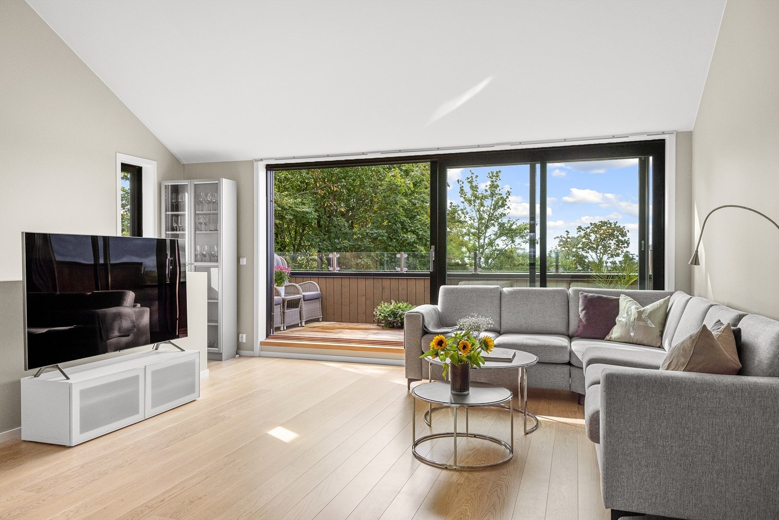 Gulvet er belagt med vakker parkett, og veggene er malt i delikate, moderne fargetoner - et perfekt utgangspunkt for å sette ditt eget preg på rommet med møbler og personlige gjenstander. Galleribilde