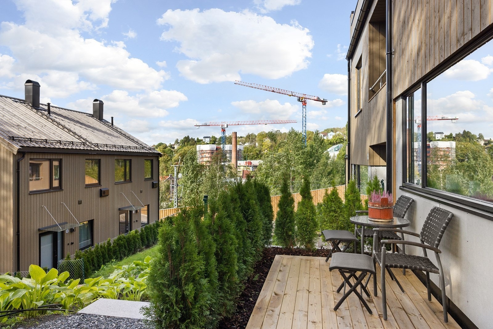 Denne solrike plassen gir mulighet for avslapning med en kopp kaffe eller et måltid, og kan enkelt innredes med utemøbler og planter for å skape et personlig uterom. Galleribilde