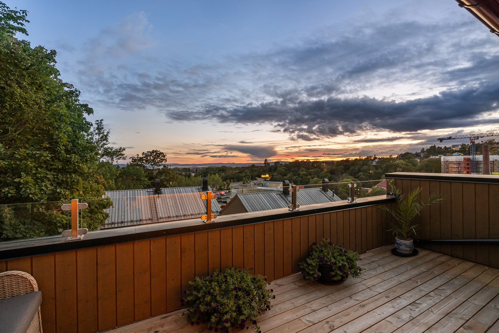 Dette moderne enderekkehuset fra 2024 skiller seg ut med sin fantastiske utsikt, romslige takterrasse og egen hybeldel. Med høy kvalitet gjennom hele nybygget, tilbyr huset en praktisk og fleksibel planløsning som passer perfekt for familier. Galleribilde