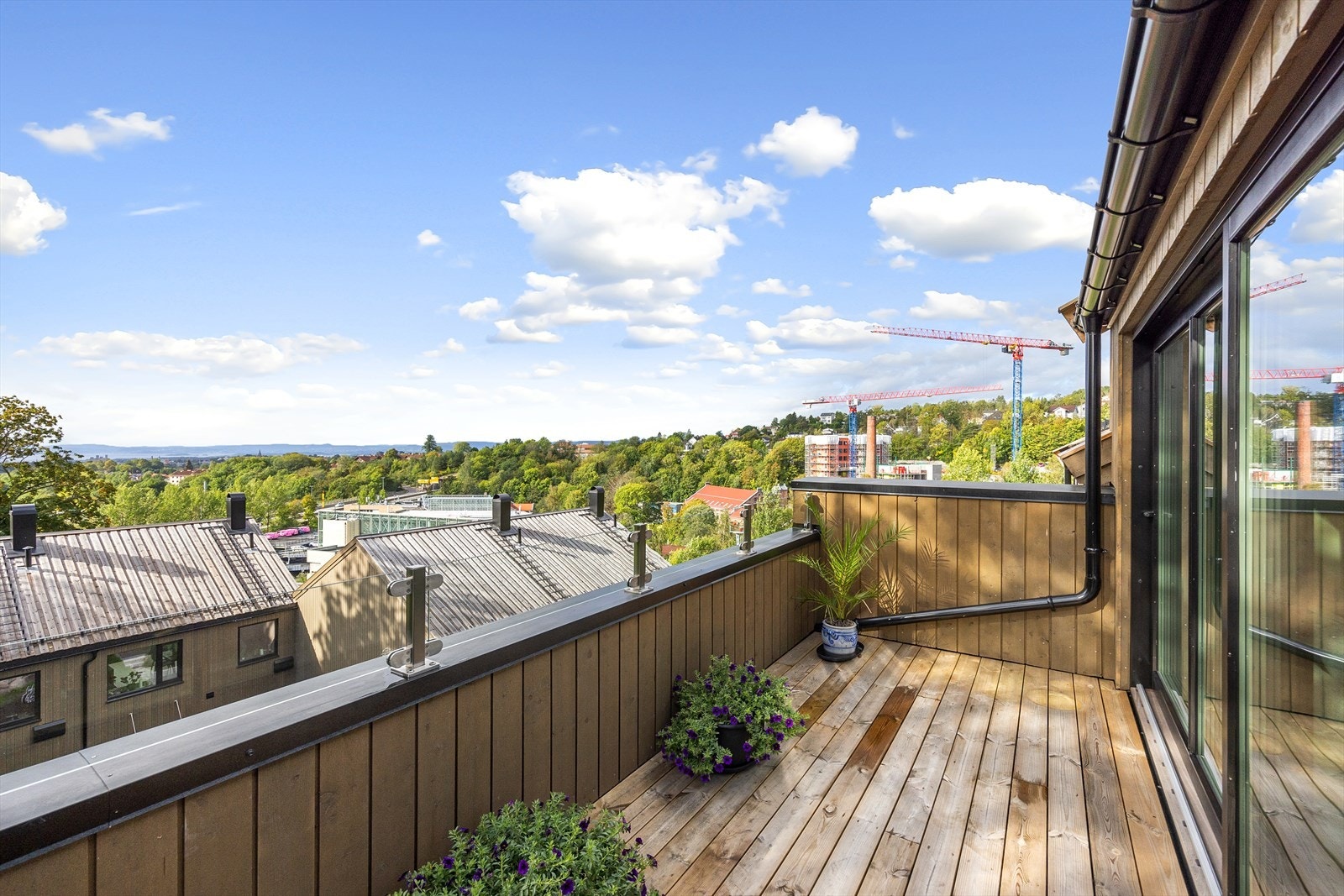 Dette er en unik uteplass som forener bylivets puls med følelsen av fred og ro, mens du ser solen gå ned over fjorden. Galleribilde