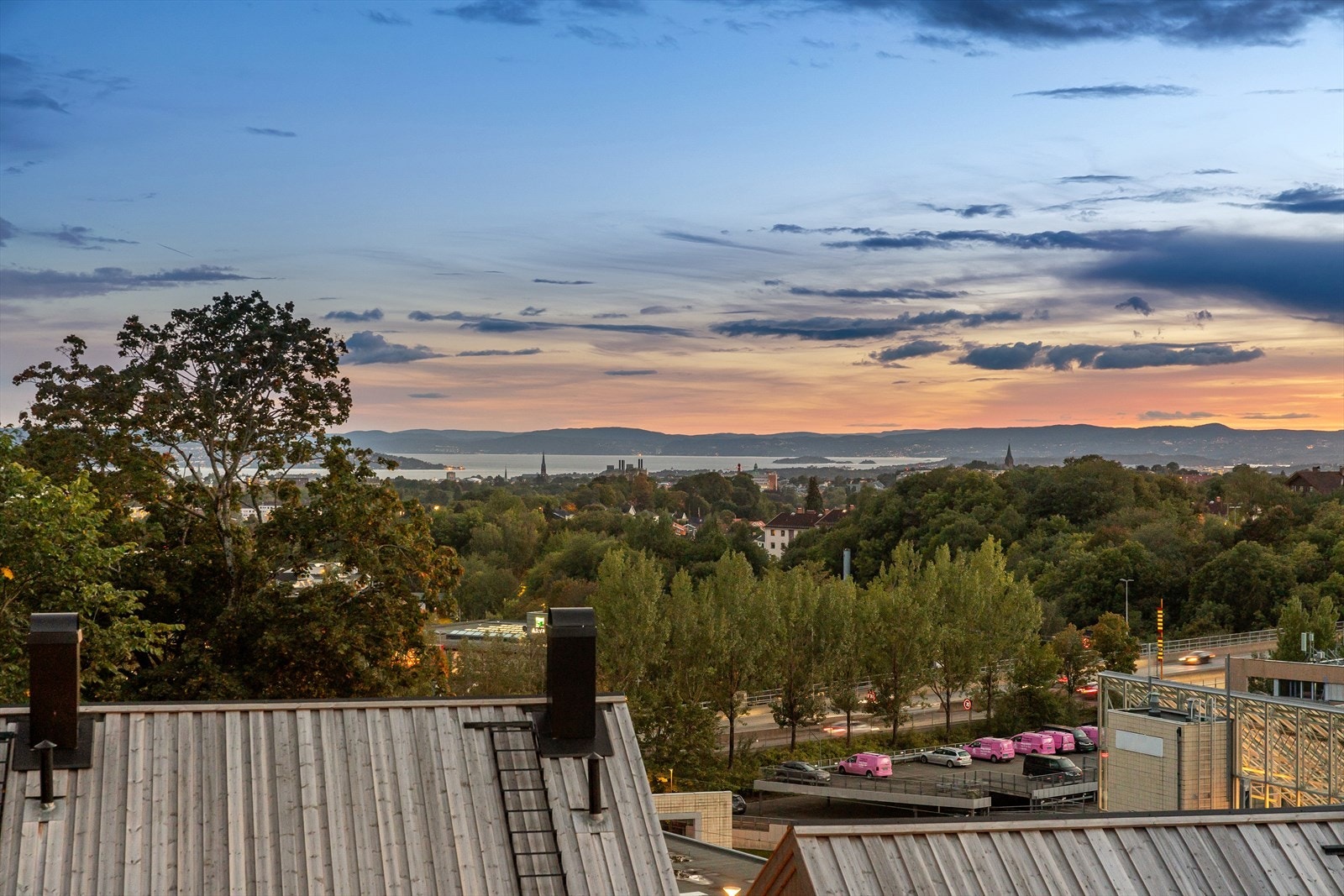 Fra terrassen kan du nyte en spektakulær utsikt over Oslofjorden, der du får med deg både soloppganger og vakre solnedganger som setter en perfekt ramme rundt boligens unike beliggenhet. Galleribilde