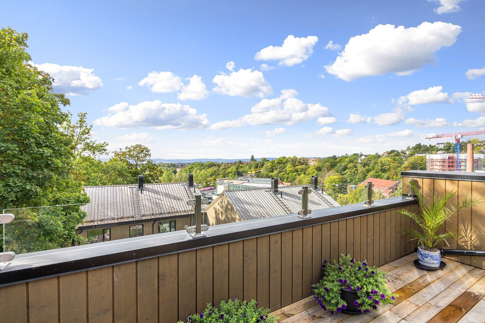 Terrassen har god plass til både utemøbler og planter, noe som gjør den perfekt for avslapning, grilling eller sosiale sammenkomster med venner og familie. Galleribilde