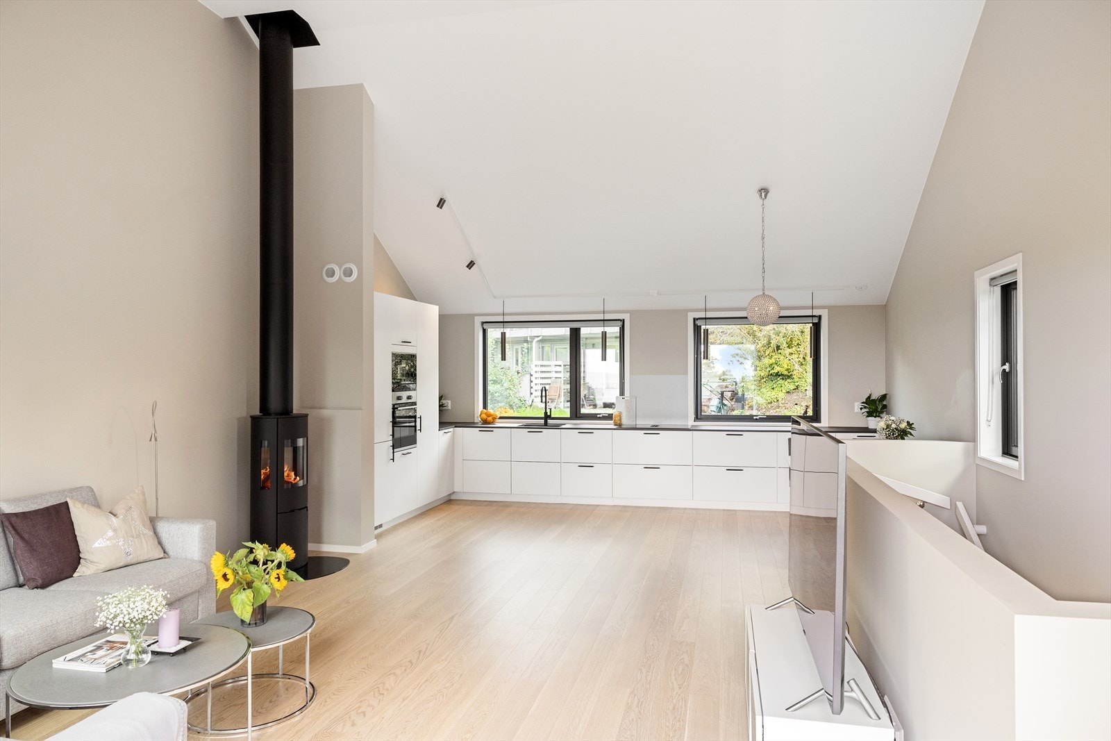 Stuen har også en sjarmerende peisovn som tilfører ekstra varme og hygge på kalde høst- og vinterdager. Galleribilde