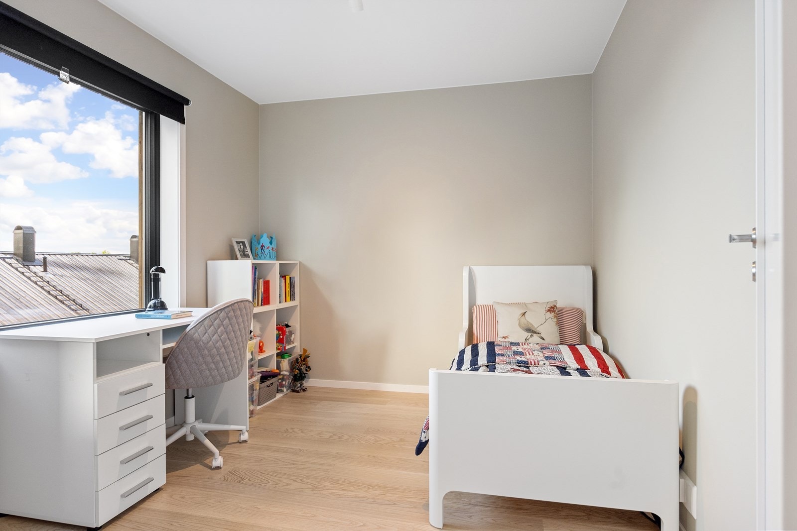 Soverom tre passer perfekt som barnerom, gjesterom eller hjemmekontor, alt etter dine ønsker og behov. Galleribilde