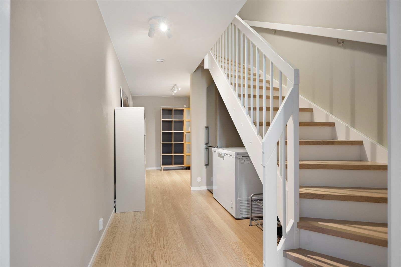 1. etasje inneholder felles gang, baderom og vaskerom, entré (hybeldel) og stue/kjøkken (hybeldel). Galleribilde