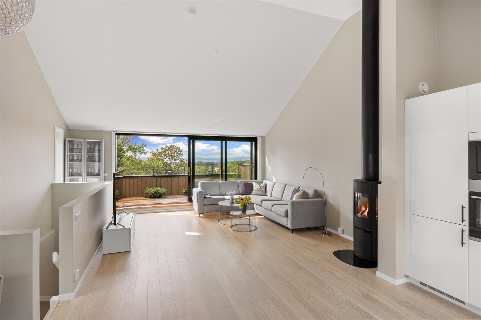 Stuen er lys og luftig, med en imponerende takhøyde på opptil 4,25 meter og store vindusflater som slipper inn rikelig med naturlig lys. Galleribilde