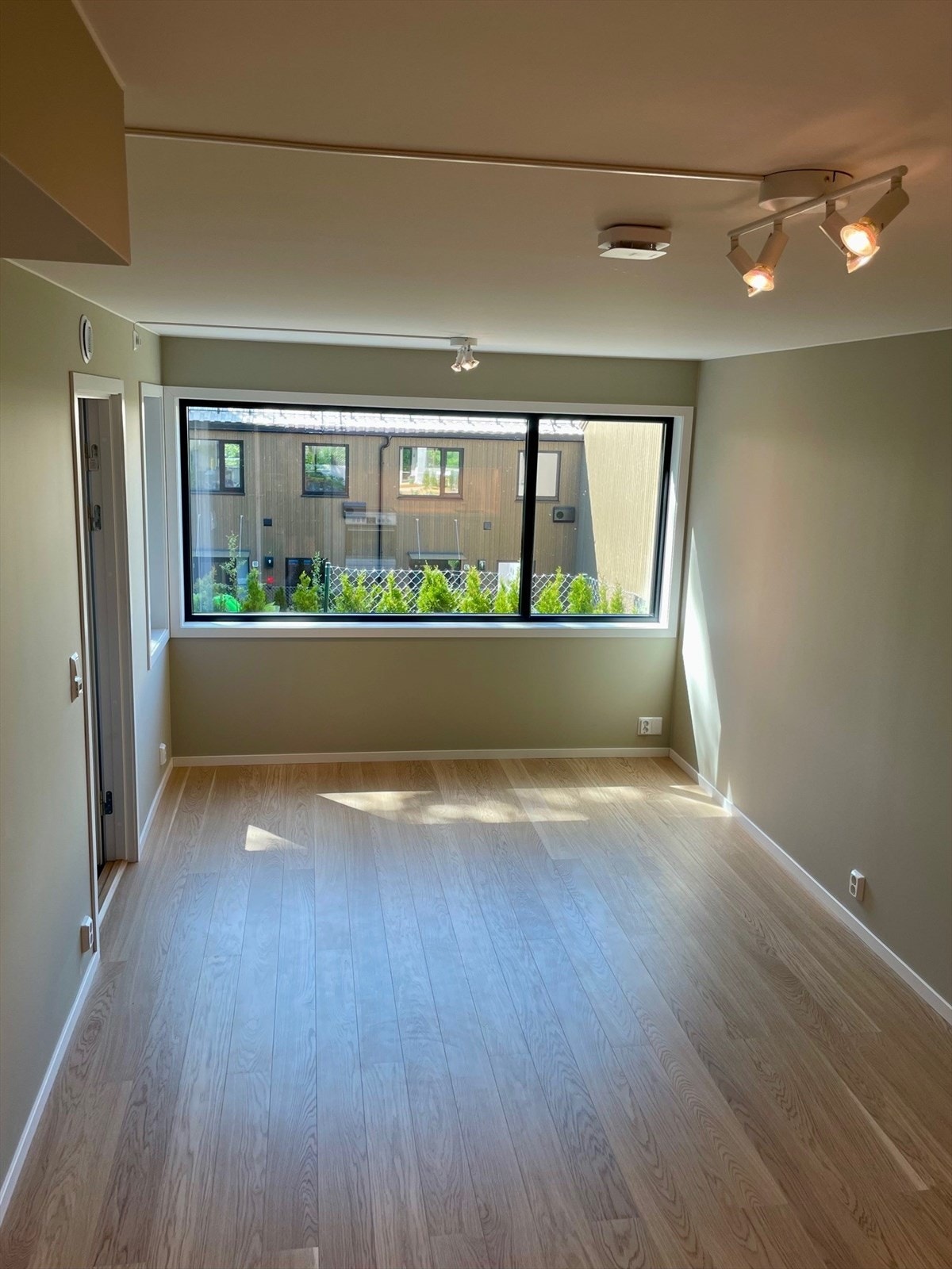 Stuen er lys og luftig med en åpen kjøkkenløsning som skaper en romslig og innbydende atmosfære. Solide leieinntekter på kr. 12.000,- pr. mnd. Galleribilde