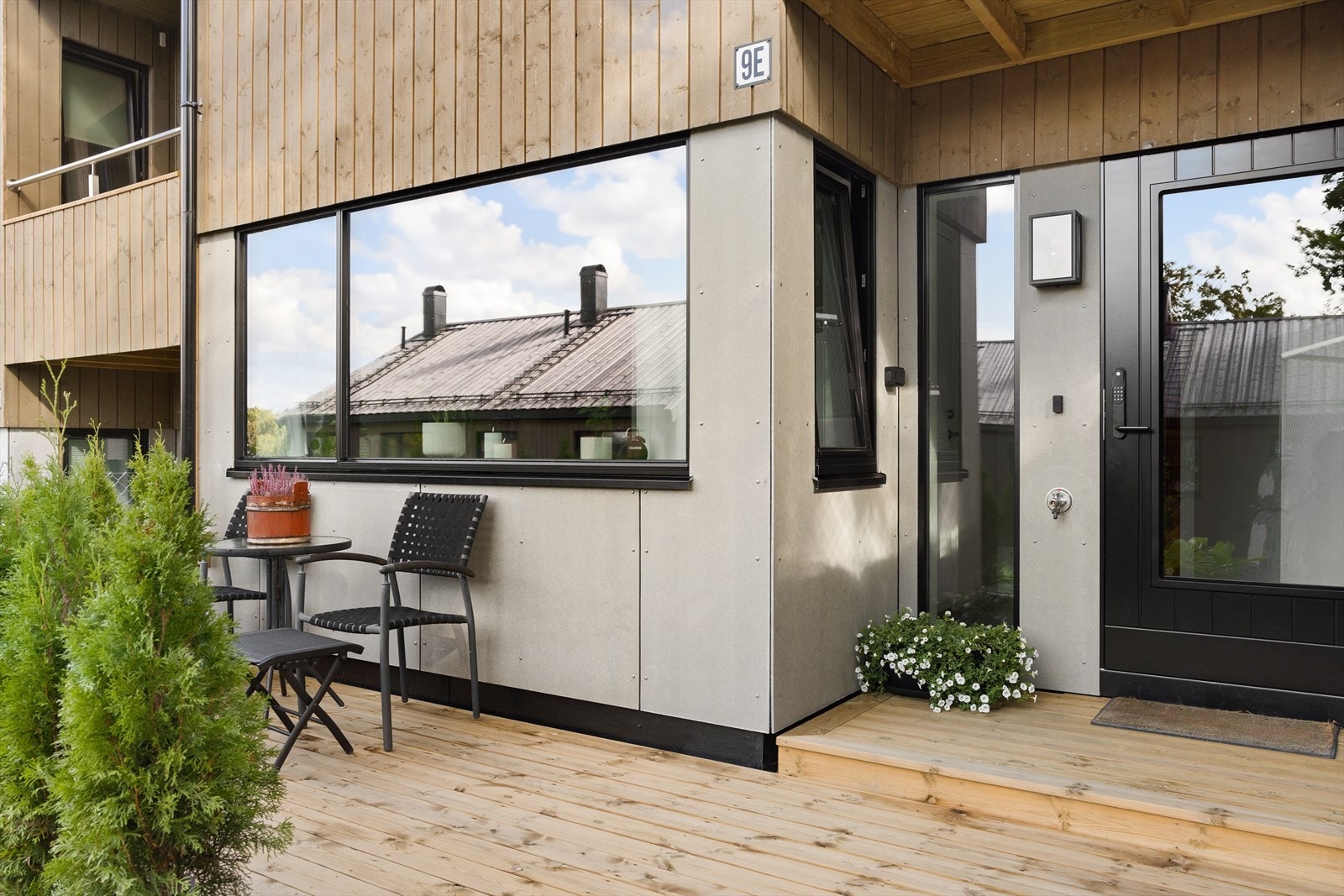 Utenfor entréen finner du en svært hyggelig uteplass på 12 m², perfekt for å nyte utendørs liv. Galleribilde