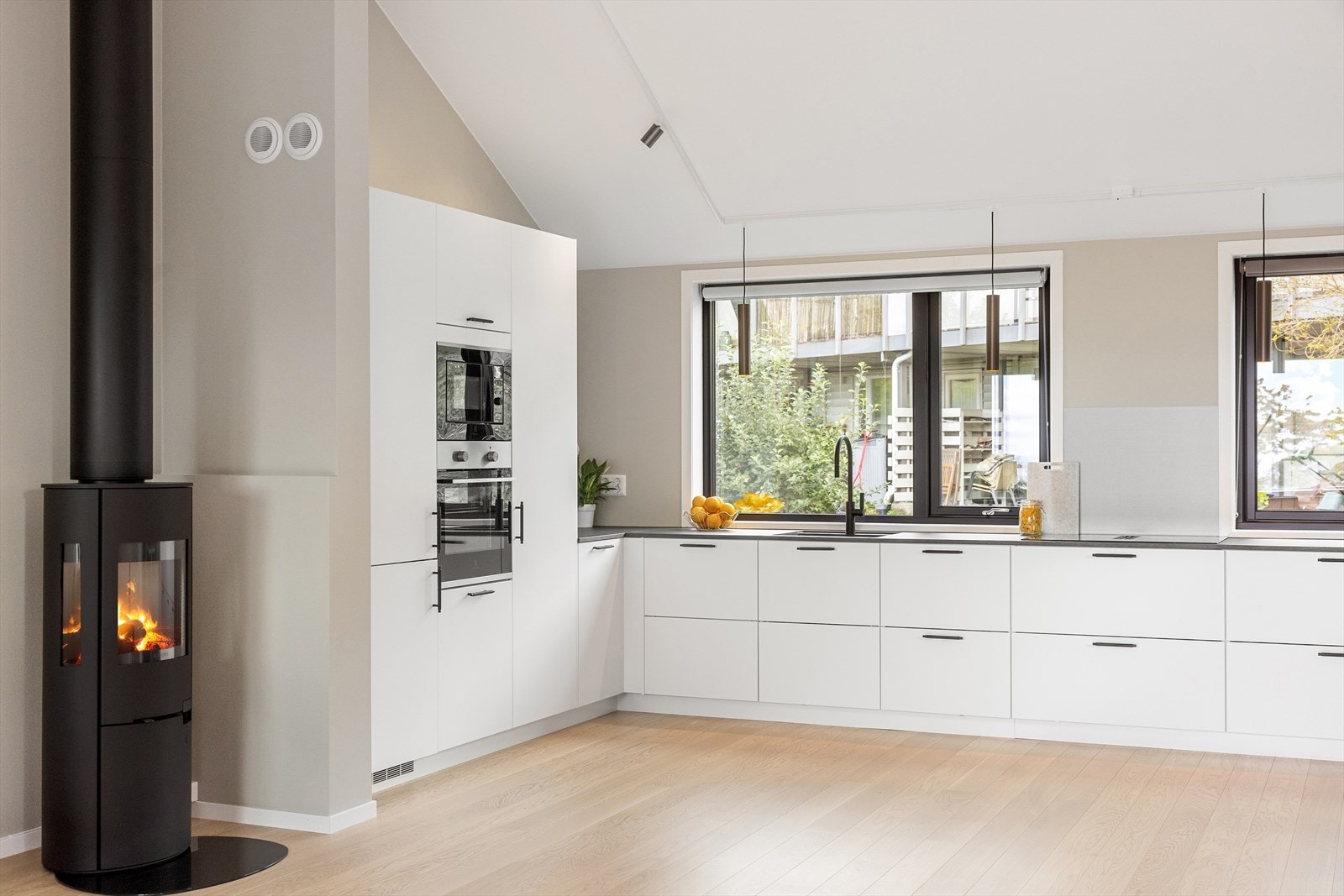 Tidløst kjøkken med rikelig skap- og benkeplass, designet for funksjonalitet og stil. Galleribilde