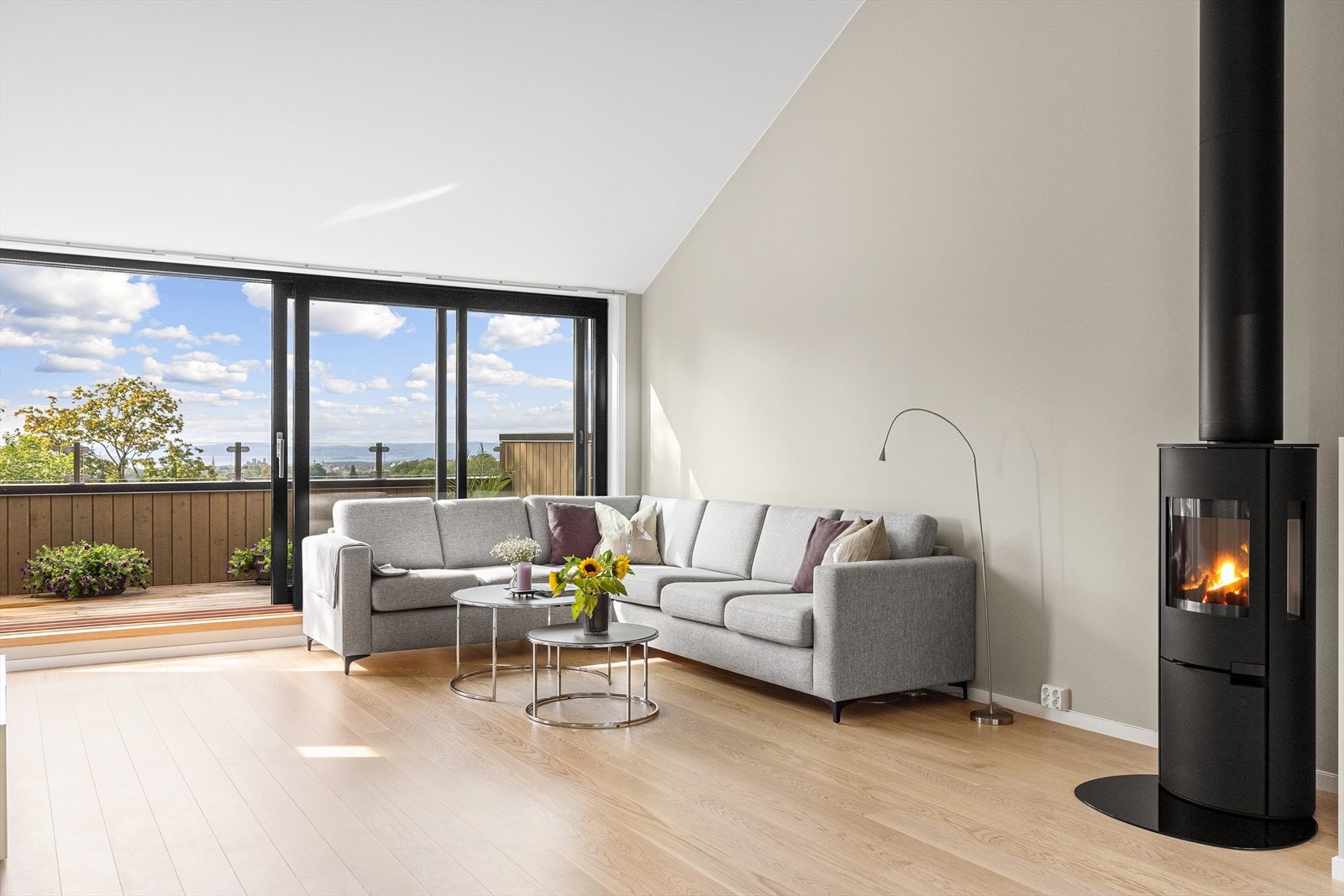 Den åpne planløsningen gir flere møbleringsmuligheter, med god plass til sofagruppe, TV-møbler og spisebord med tilhørende stoler. Galleribilde