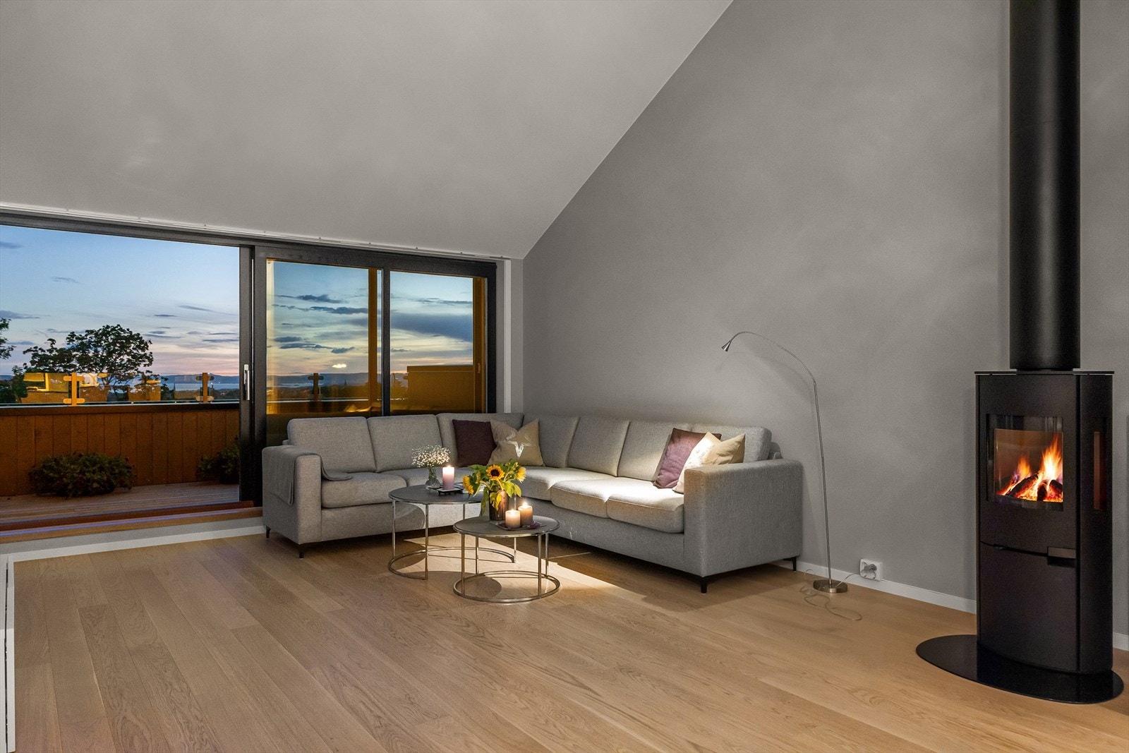 Boligen er et nybygg oppført etter TEK17-standarden, som sikrer høy kvalitet på både tekniske løsninger og energieffektivitet. Galleribilde