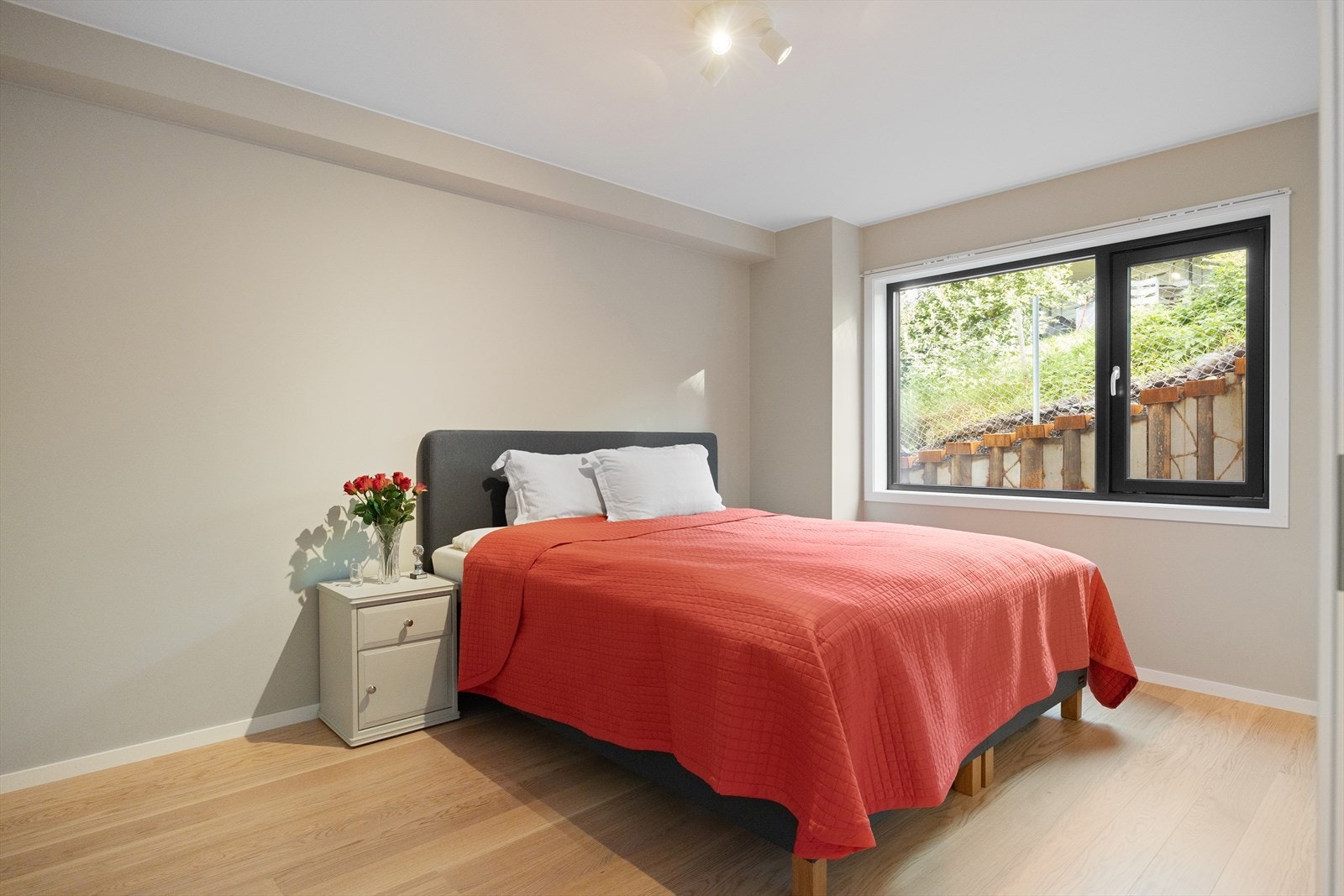 Hovedsoverommet har en romslig utforming med god plass til dobbeltseng, nattbord og andre tilhørende møbler. Galleribilde