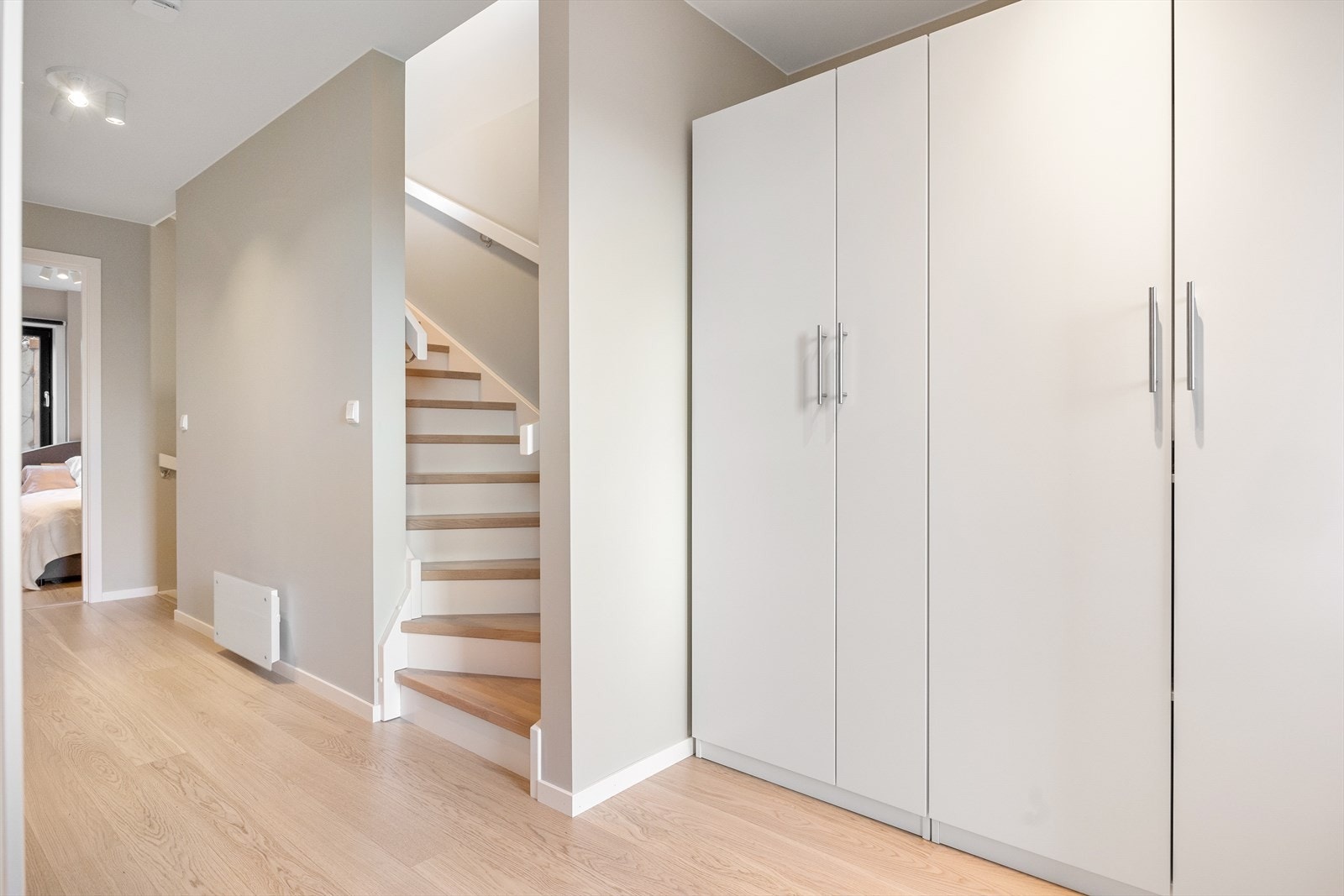 Gangen gir et godt førsteinntrykk og har en praktisk garderobeløsning som sikrer rikelig oppbevaring av yttertøy og sko. Galleribilde