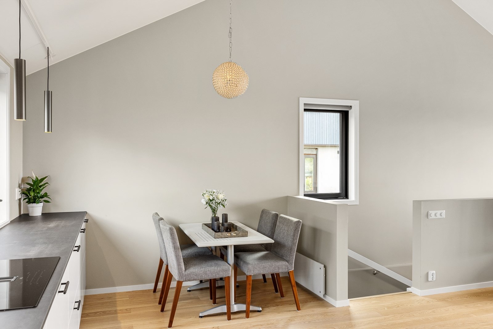 Induksjonstoppen har et integrert avtrekkssystem som effektivt fører luften ut, noe som sikrer et godt inneklima. Galleribilde