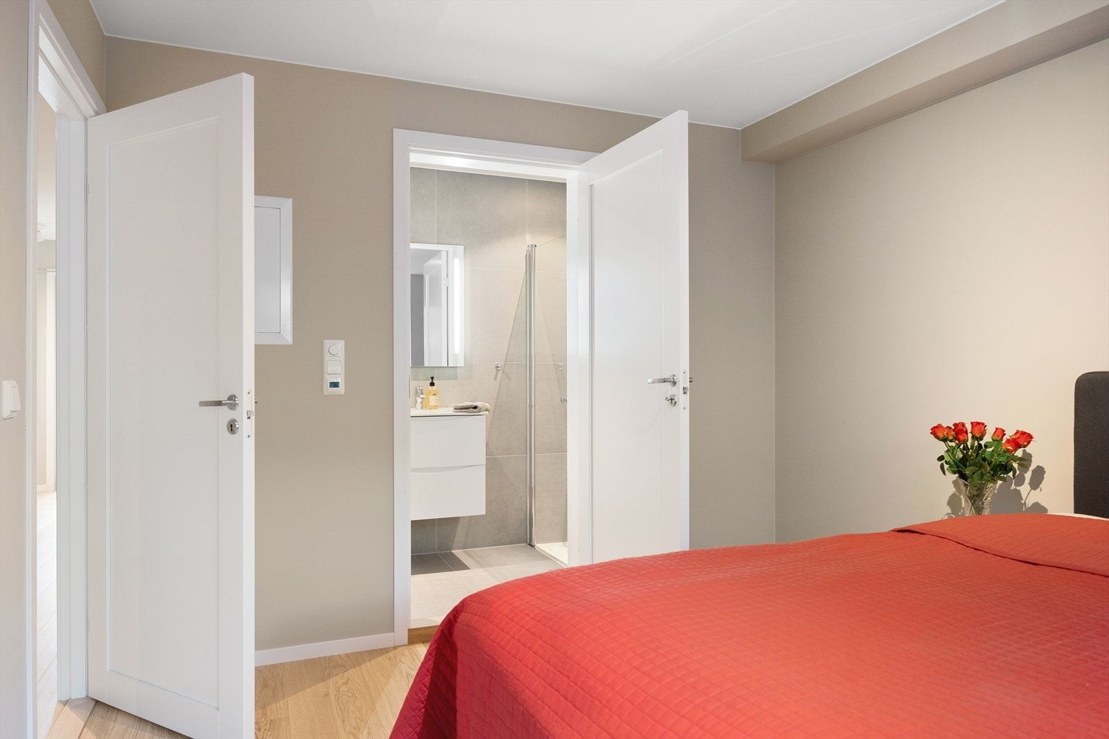 Fra hovedsoverommet er det direkte adkomst til baderommet. Galleribilde