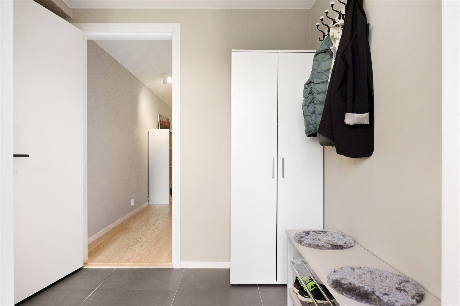 Velkommen inn! Boligen byr på en innbydende entré/gang som gir et umiddelbart godt førsteinntrykk. Galleribilde