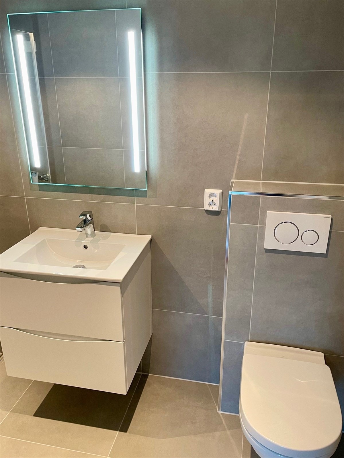 Pent flislagt baderom med innfelt downlights og elektrisk gulvvarme. Galleribilde