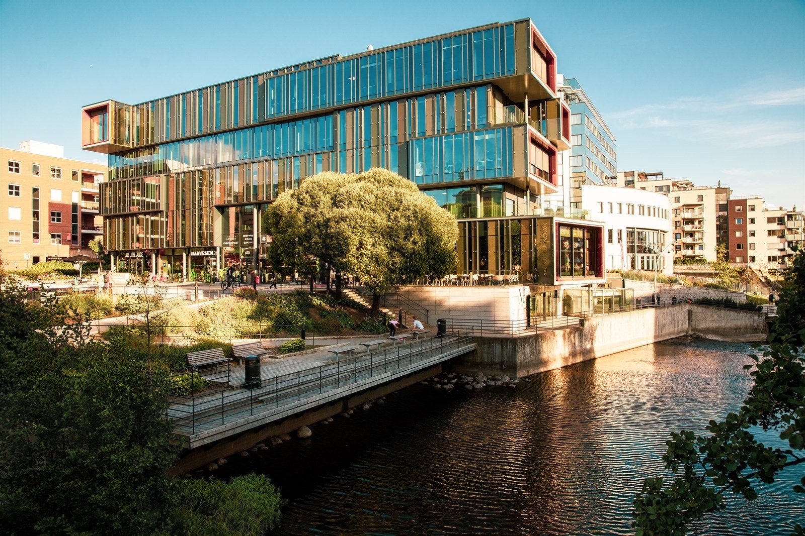 Torgbygget i Nydalen, senter som åpnet i 2016 og har servicetilbud som vinmonopol, matvarebutikk, restaurantercafeer, baker, apotek og blomsterbutikk. Galleribilde