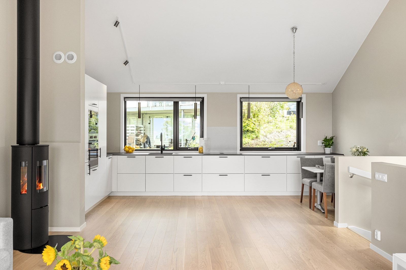 Kjøkkenet har glatte fronter og en slitesterk laminat benkeplate med nedfelt vask. Galleribilde