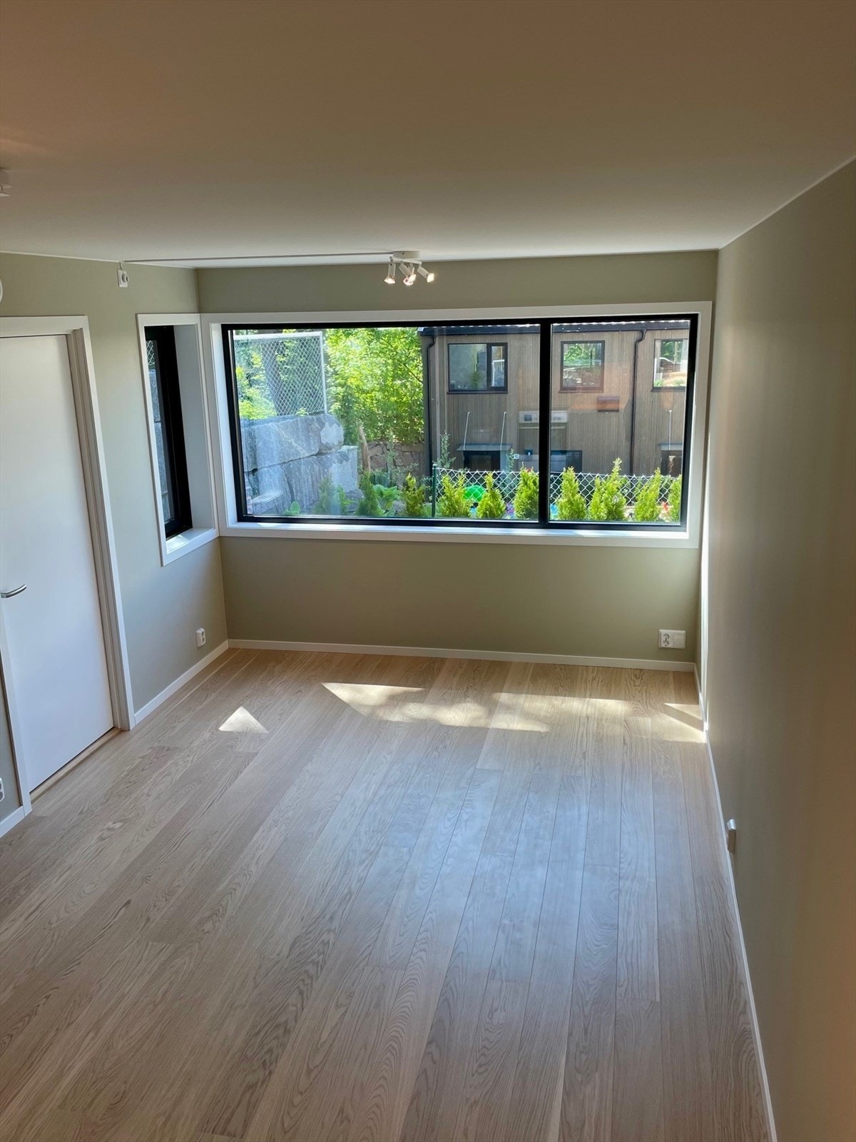 Gulvet er belagt med vakker parkett, som gir en varm og stilfull følelse, mens veggene er malt i lyse og behagelige fargetoner som bidrar til et lyst og trivelig rom. Galleribilde