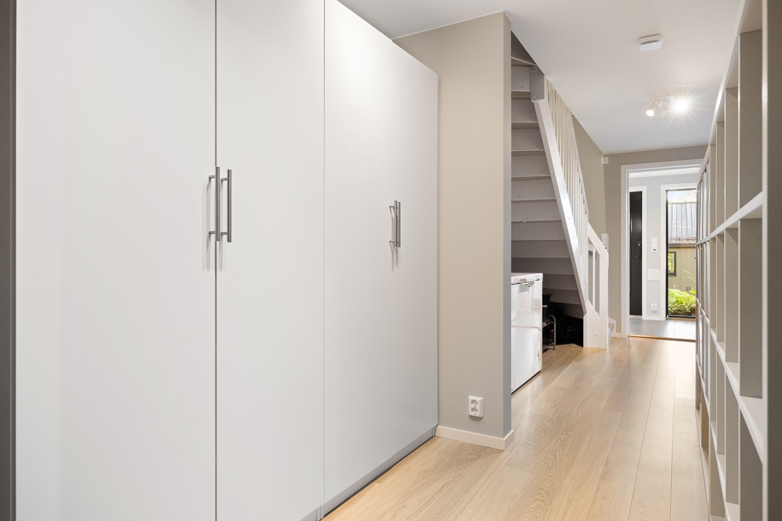 I gangen er det gode oppbevaringsmuligheter i romslig garderobeskap. Galleribilde